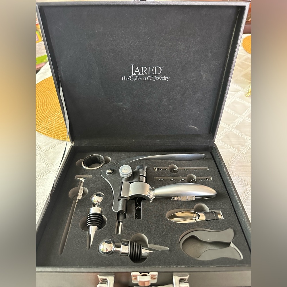 JARED Wine Accessory Set - Picture 2 of 4